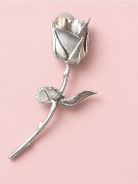 Signed by GIOVANNI on the
Back stem  3 dimensional rose on a stem